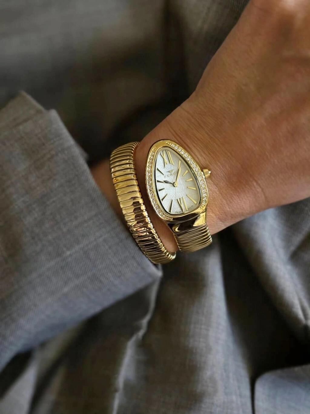 Ferro FL40154A-B Quartz Yılan Tasarım Altın Rengi 25 mm Kadın Kol Saati